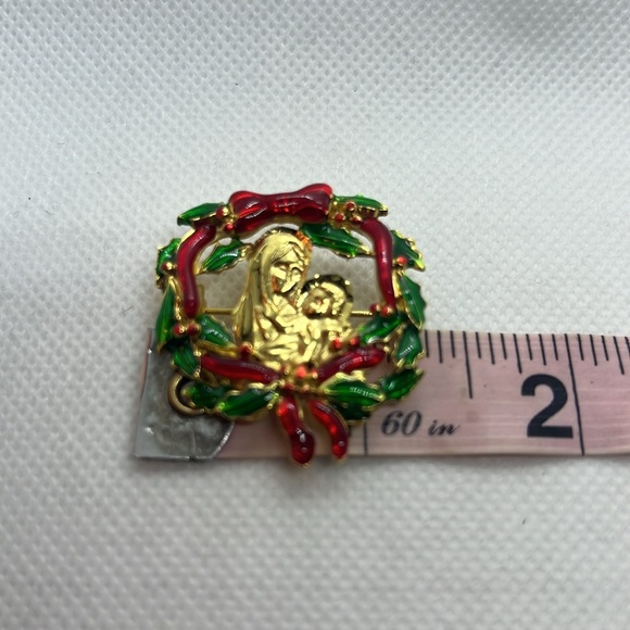 VINTAGE CHRISTMAS ENAMELED PIN MARY & JESUS WITH SHINY POINSETTIAS & RED RIBBON - Picture 4 of 5